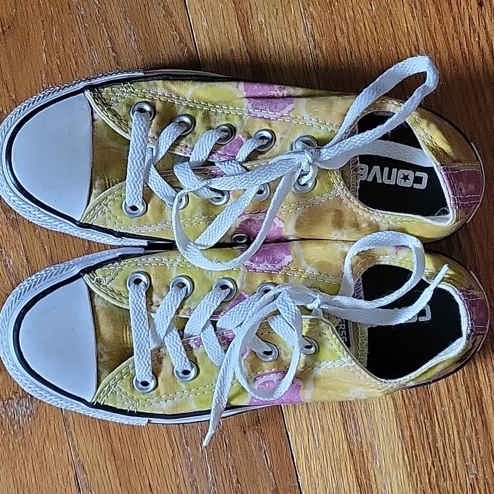 Converse tennis shoes
